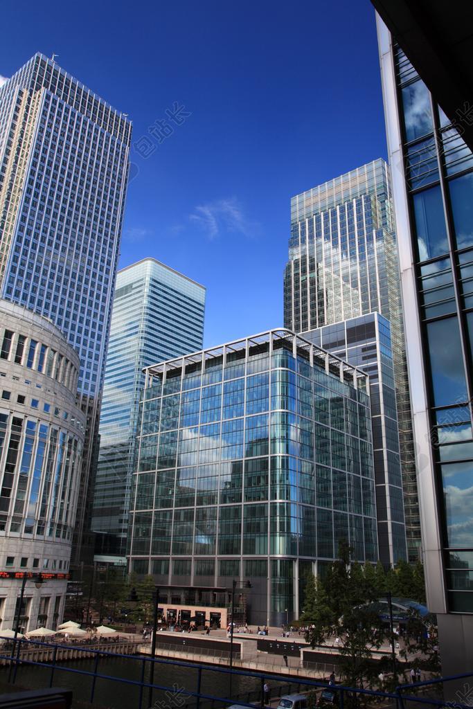 白蓝建筑简单蓝天下高楼大厦一角城市建筑背景图片