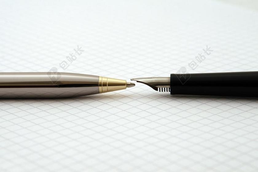 黑白工艺商务钢笔和铅笔头对头办公学习背景图片