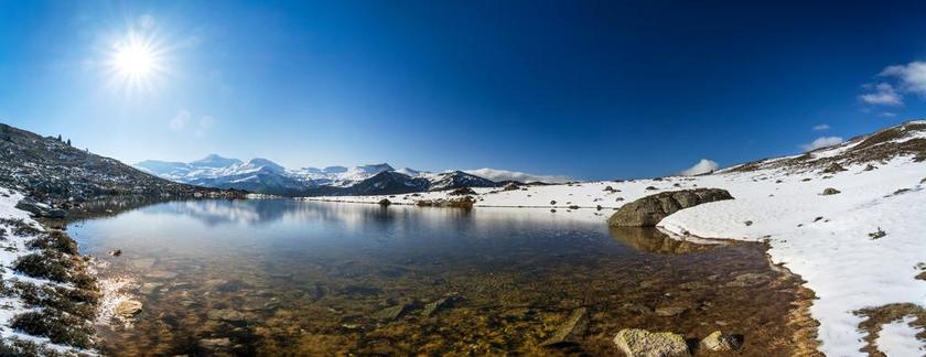 旅游自然岸边景色背景图片