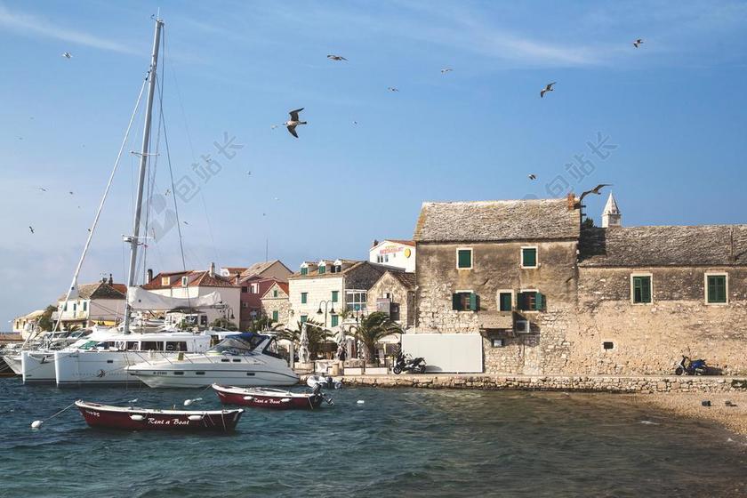 克罗地亚 海 普莫斯特 船 岸 镇 海边 海鸥 鸟 天空
