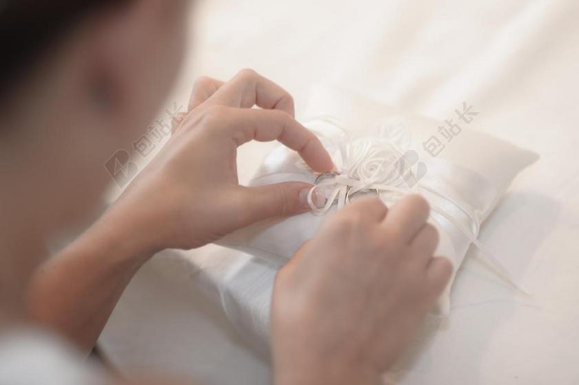 人浪漫女人的白色的礼物背景图片