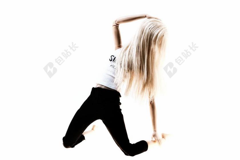 人跪下的金发女孩背景图片