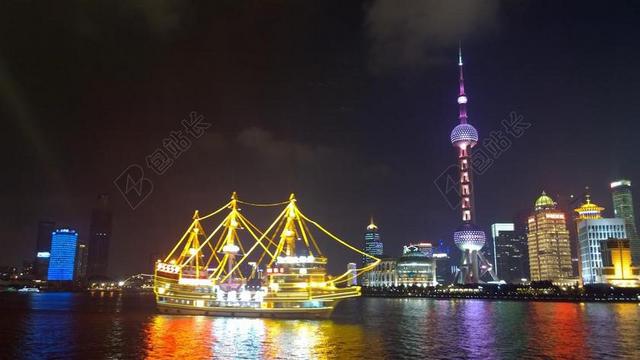 上海的外滩夜景东方明珠塔背景图片