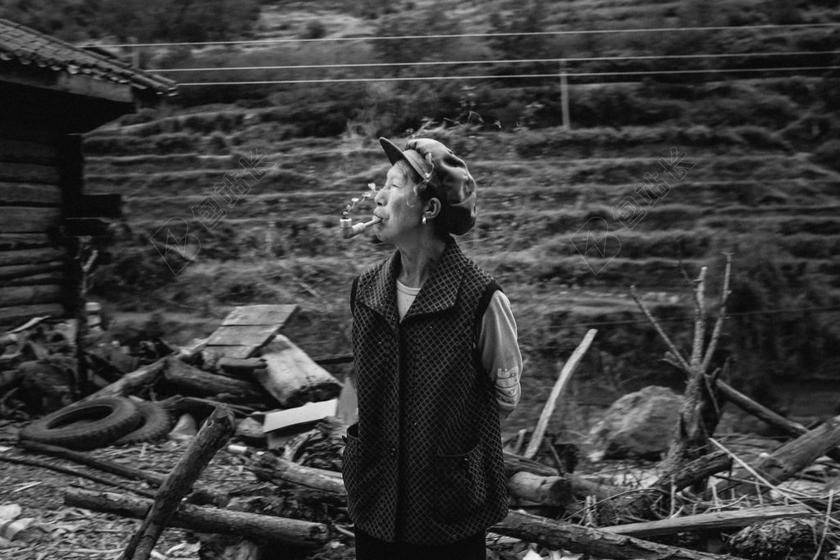 黑白复古在吸烟的思考的人废墟中背景图片