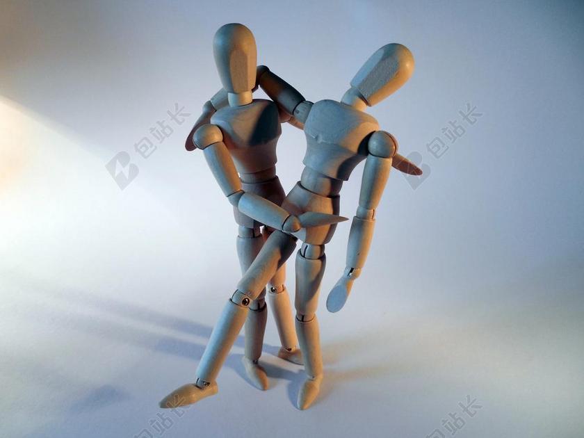 玩具拥抱的木头玩偶背景图片