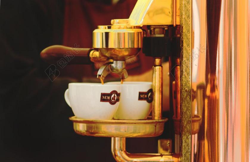 食物特写咖啡机上的咖啡杯背景图片