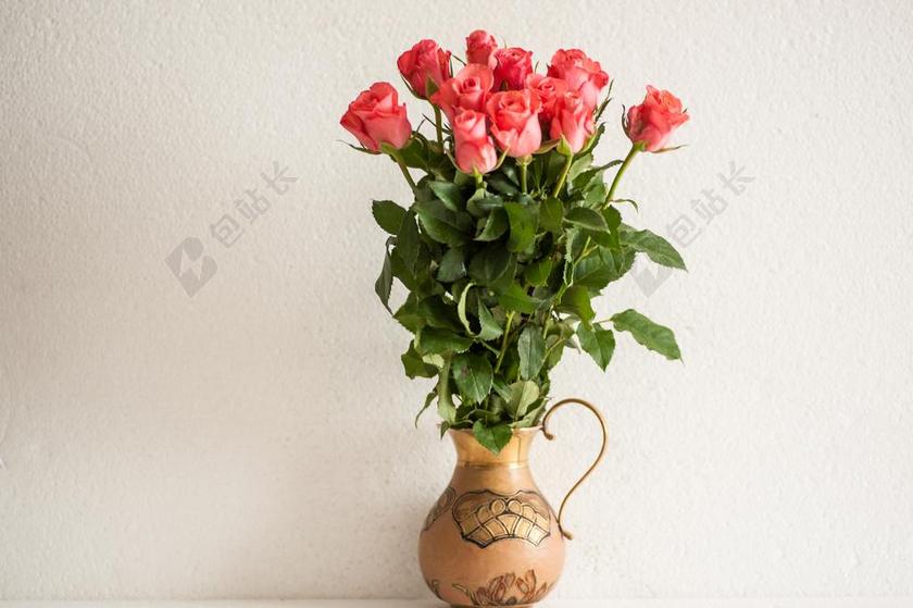 植物唯美陶罐里的粉色玫瑰背景图片