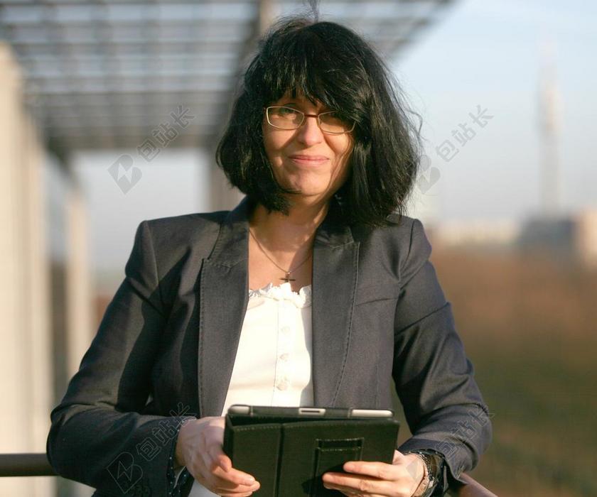 短发女人拍照西装眼镜白领背景图片