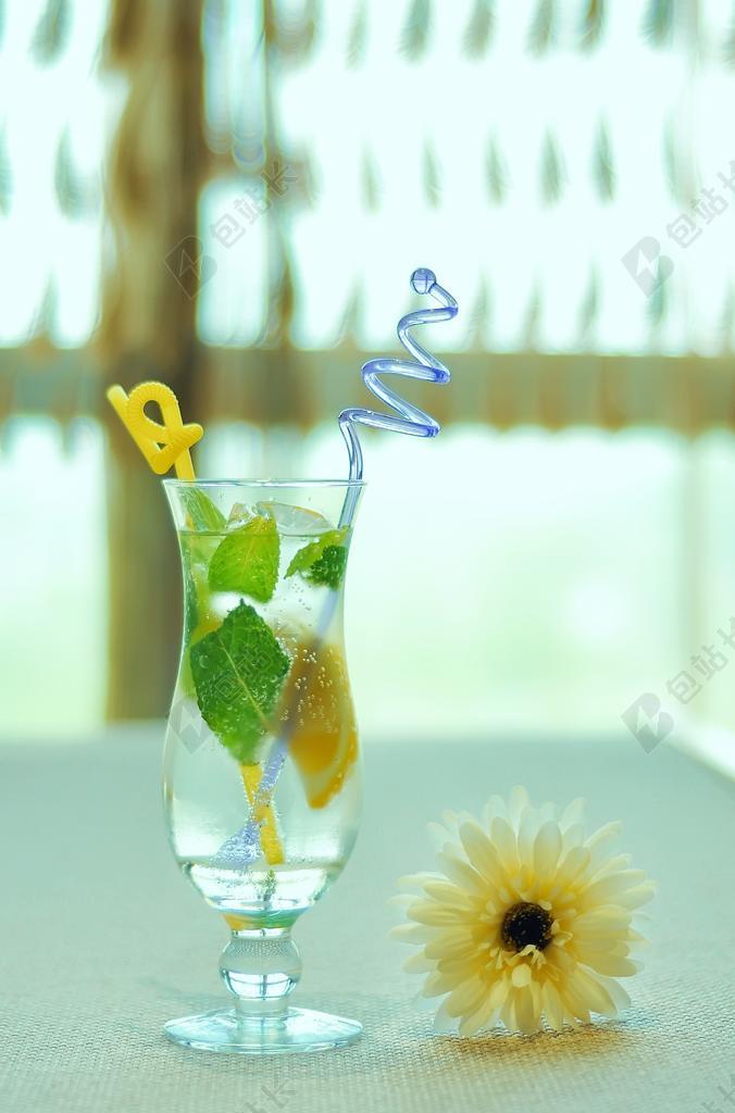 食物菊花和冰冻柠檬汁背景图片