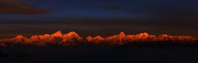 自然风景傍晚金色的雪山背景图片