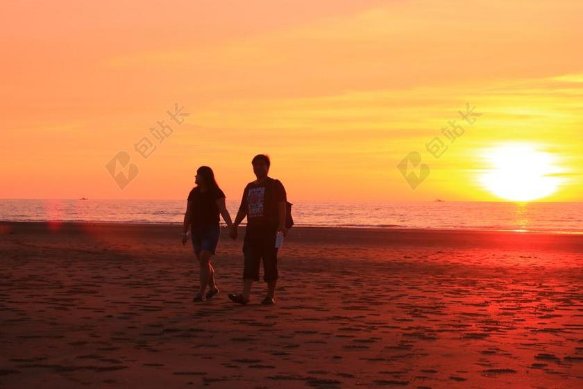 夕陽 沙灘 情侶 幸福浪漫唯美