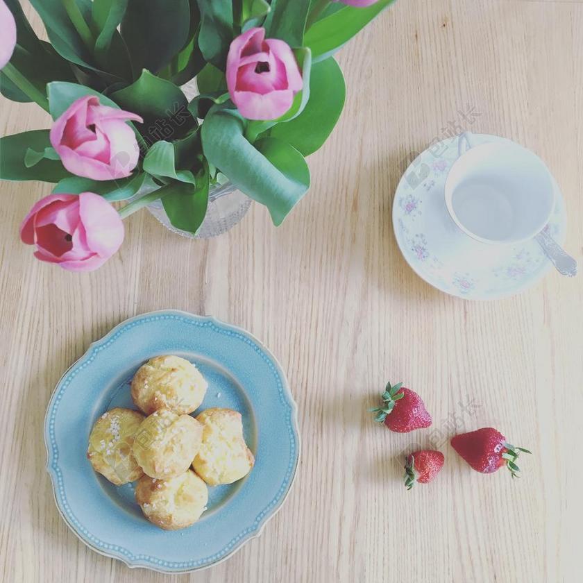 食物美丽的粉色郁金香和饼干背景图片