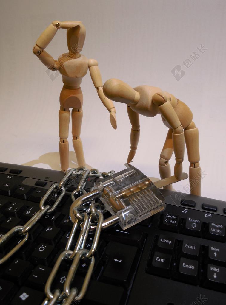 玩具木头玩偶和金属锁链和电脑背景图片