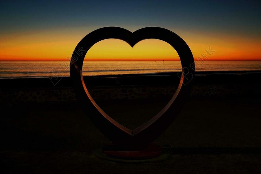 广告唯美夕阳下的心形背景图片