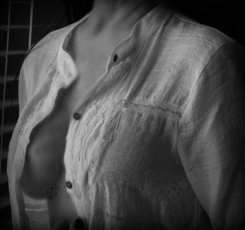 人物裸露胸部的女模特背景图片