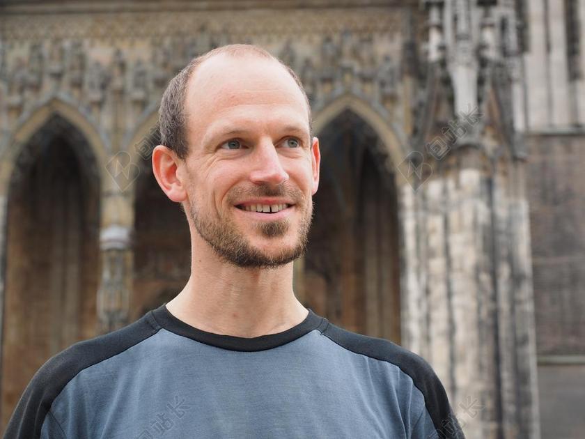 广告时尚连带笑容的男子背景图片