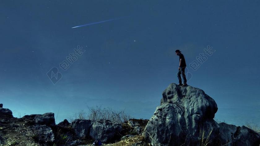 人物景观岩石上的探险者背景图片