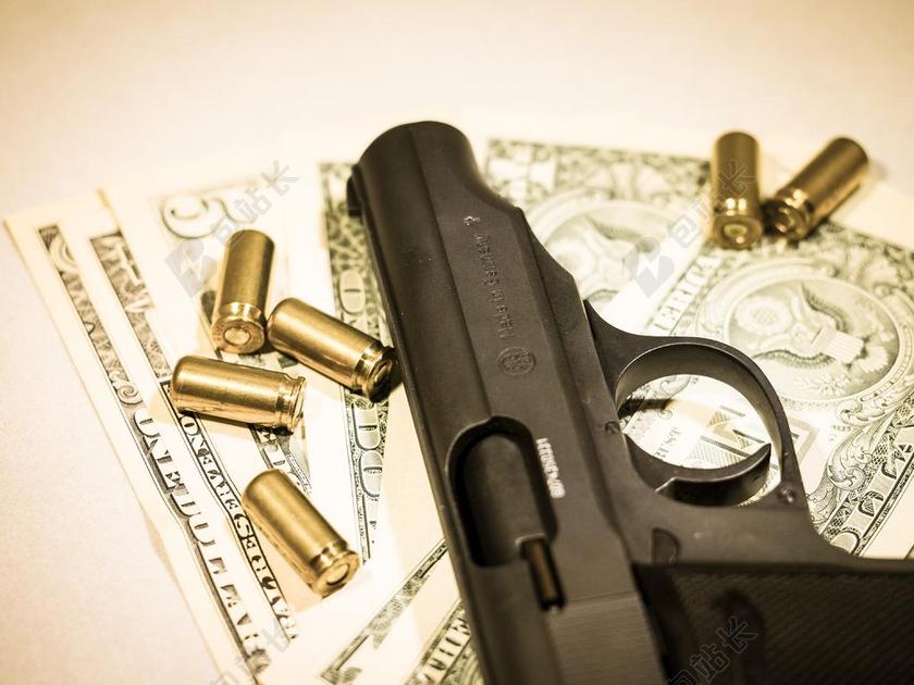 钱 手枪 墨盒 钞票 犯罪
