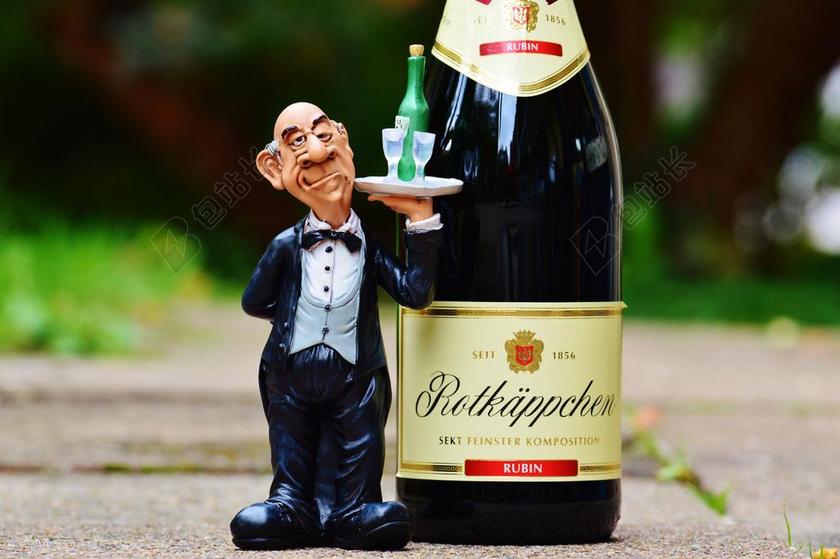 玩具酒瓶边的侍者背景图片