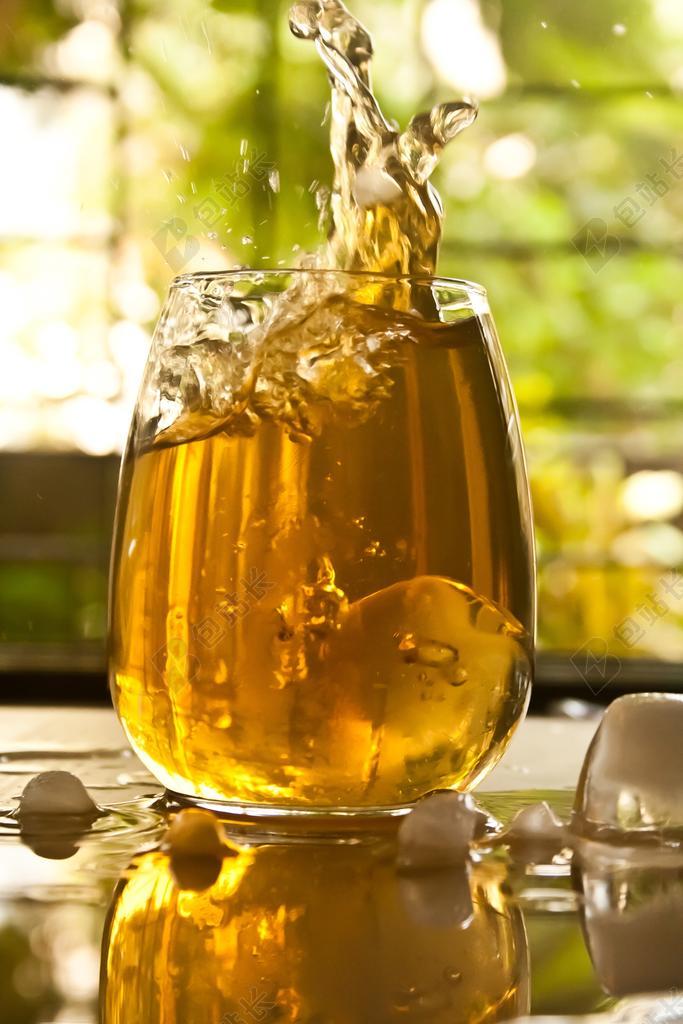 餐饮简约玻璃杯饮料洒出宣传背景图片