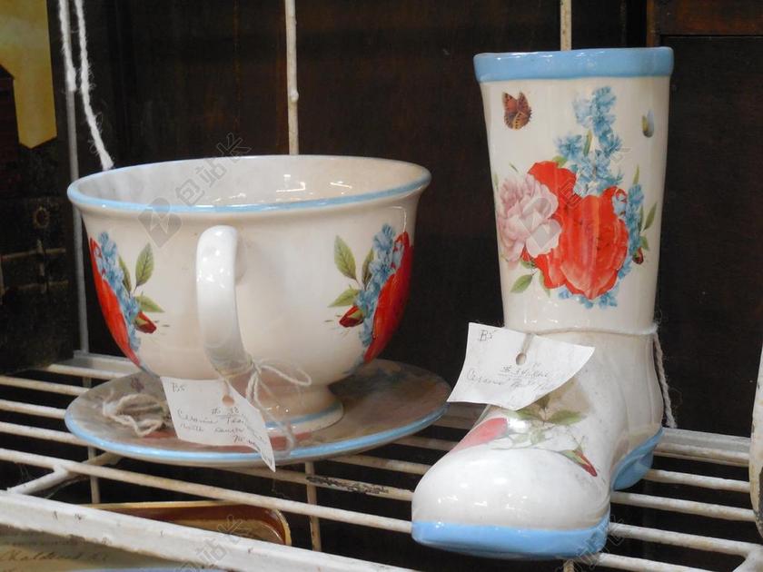 物品架子上的陶瓷背景图片