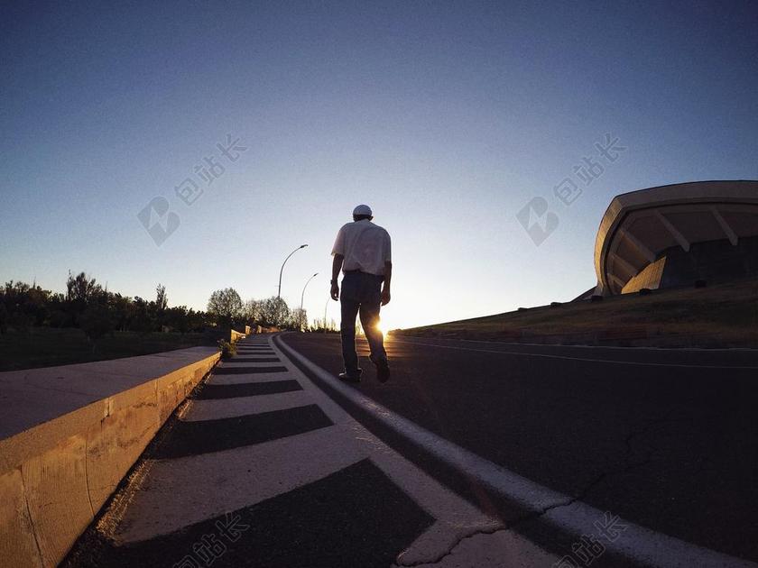 旅游自然太日落下户外徒步的男子宣传背景图片