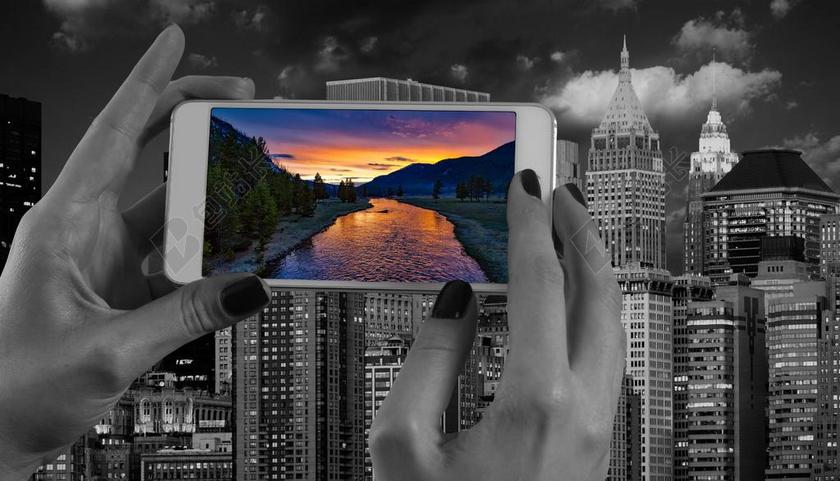 摄影科技手持手机拍照城市过往图像宣传背景图片