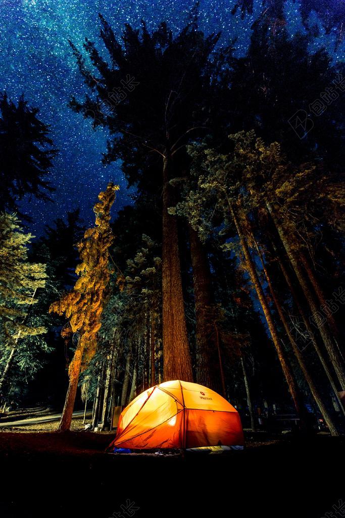 旅游唯美夜景下露营背景图片