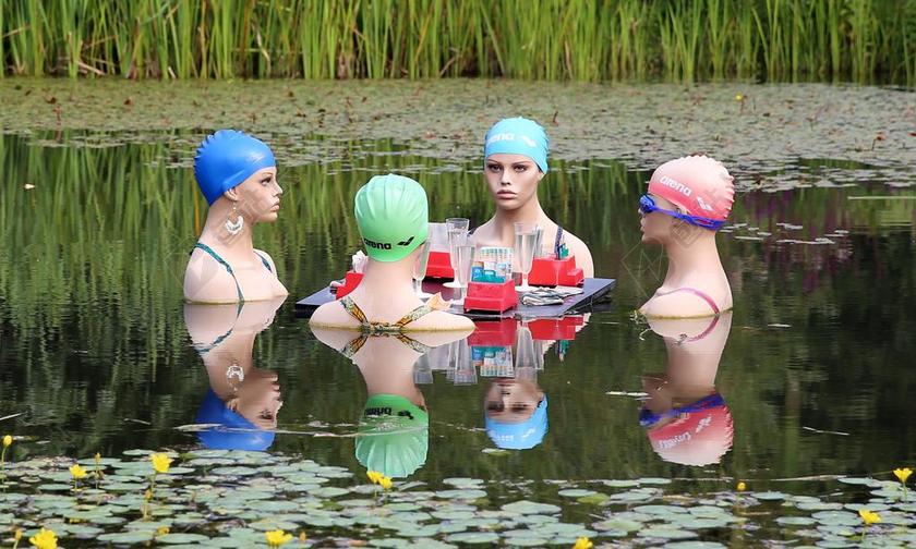 艺术池塘里的女人雕塑背景图片