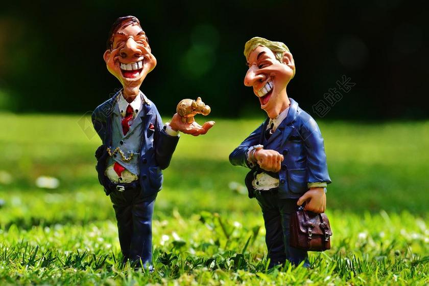 玩具草地上商人玩偶背景图片