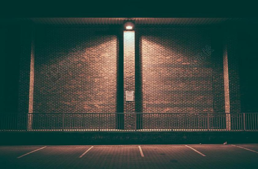 砖墙 空 点亮 夜 停车场 停车位 模式 钢栏杆