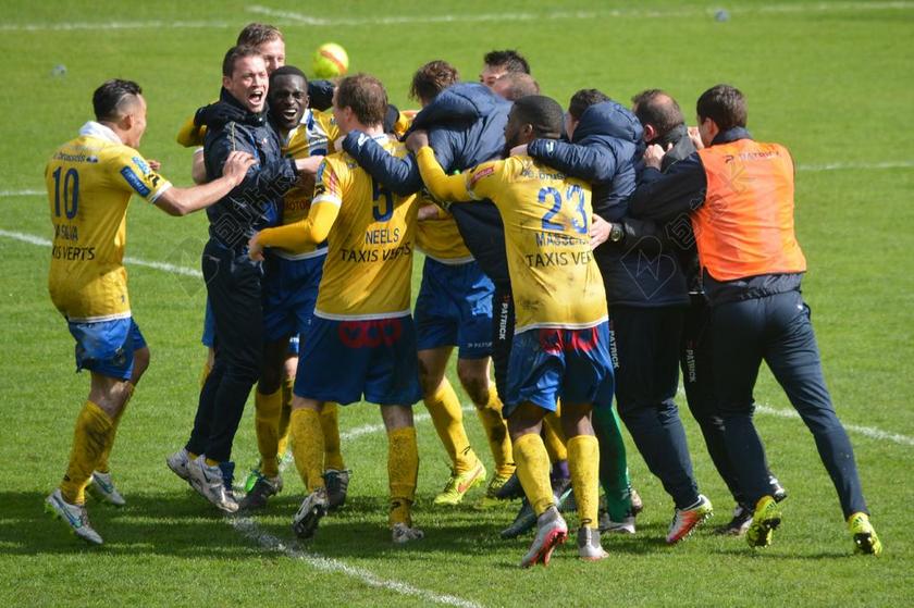 运动户外足球远动员庆祝背景图片