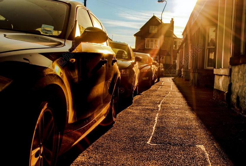 街 人行道 车 汽车 安老院 房子 结构 太阳 天空 上午