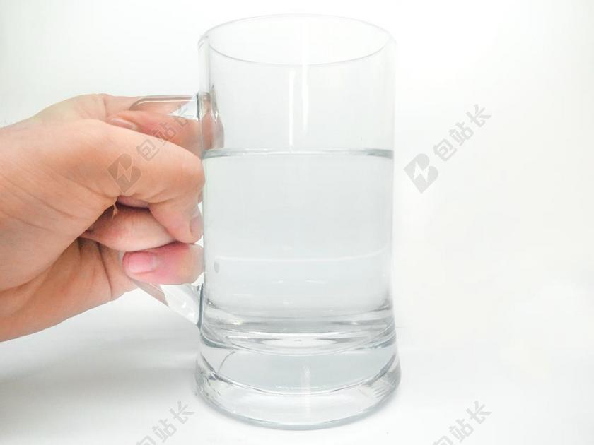 人物女人手中的水杯背景图片