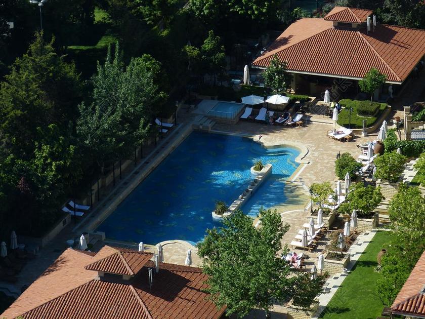 建筑度假别野里的泳池背景图片