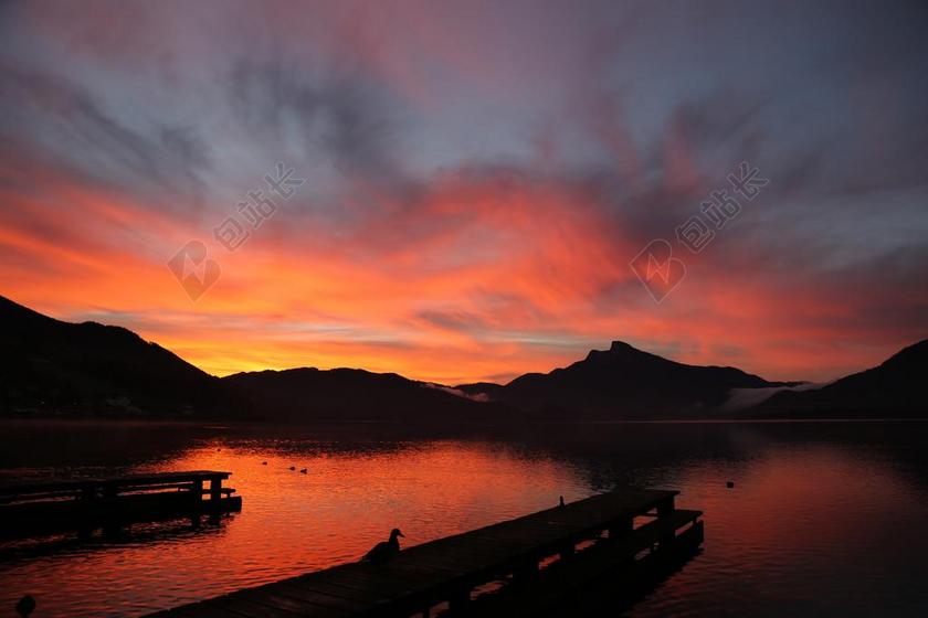性质 景观 日落 夏季 云 自然 天空 水 山 湖 红色