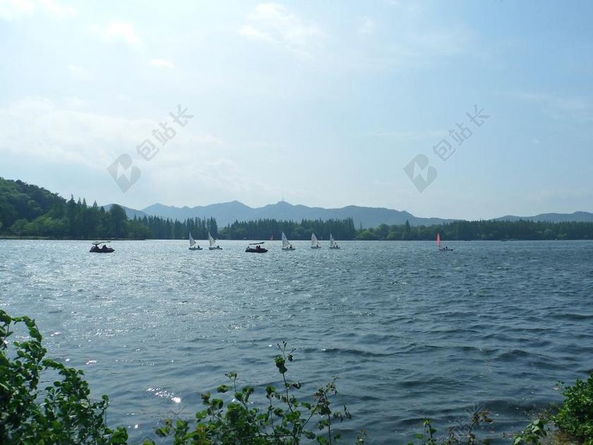 船舶河面上的小帆船背景图片