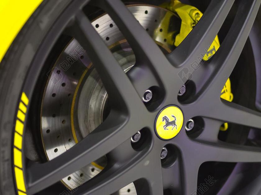 艺术时尚法拉利车胎背景图片