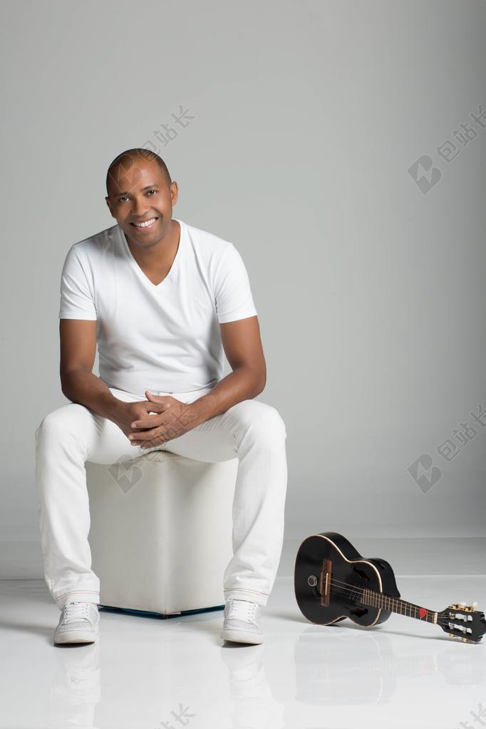 人物微笑的黑人吉他手背景图片