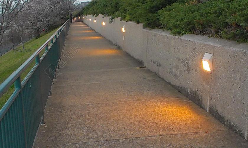 清新孟菲斯户外栏杆背景图片