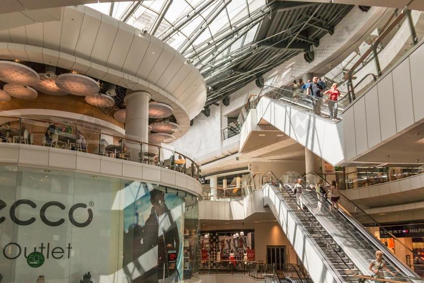 室内明亮的大商场背景图片