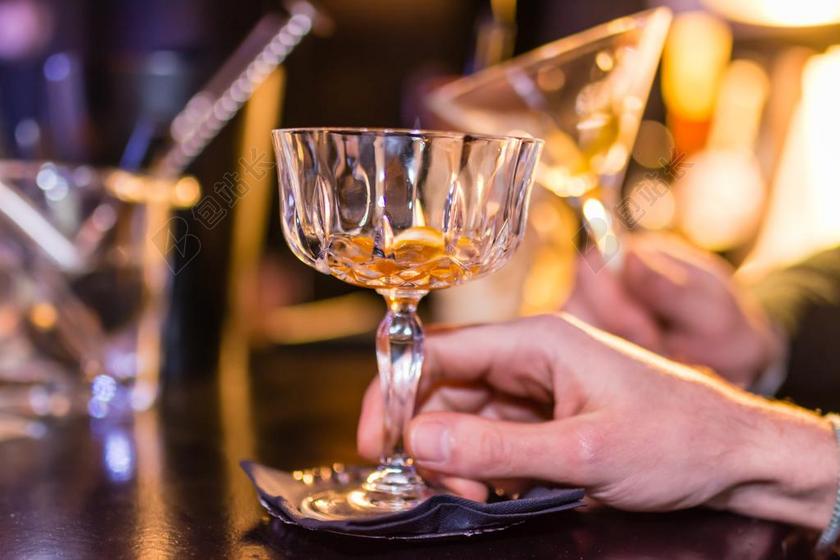 人物喝香槟的男人背景图片