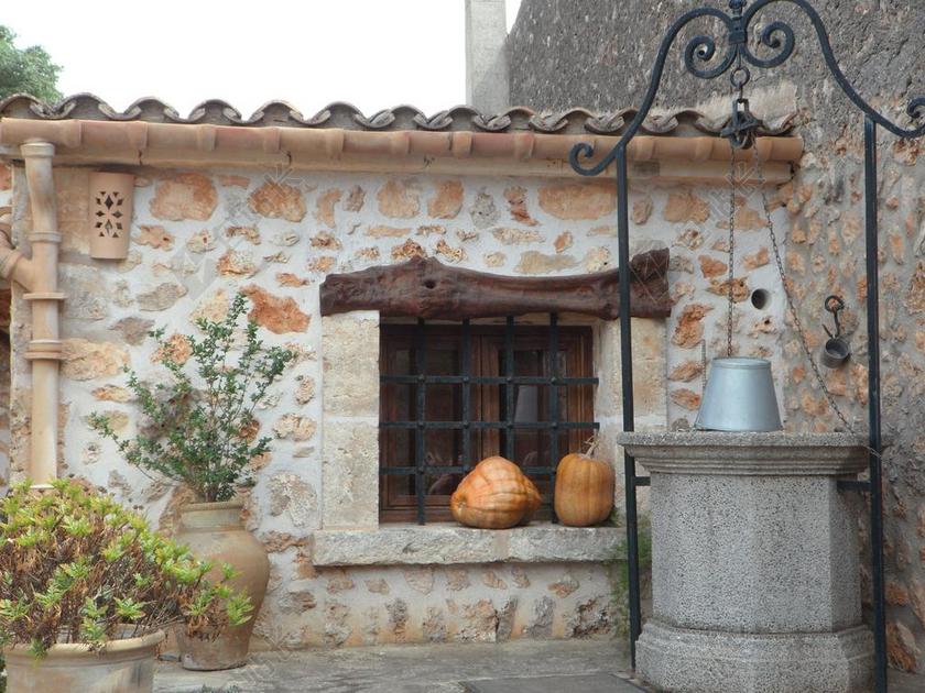 简约室外墙壁挂饰背景图片