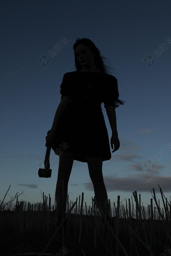 斧头 凶手 侧影 女性 黄昏 日落 黑暗 恐怖 杀手 原野