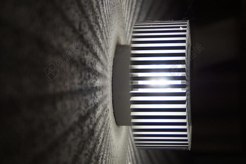 黑白物品墙上的灯背景图片