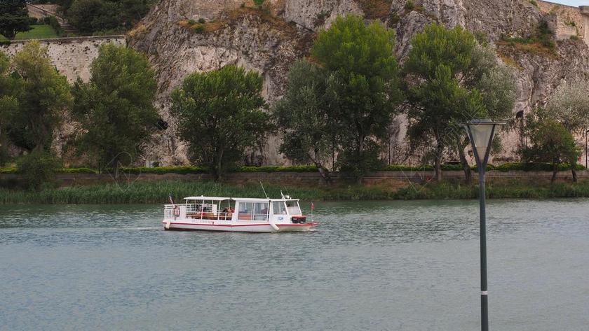 绿色旅游简约户外海边河水树林船只背景图片