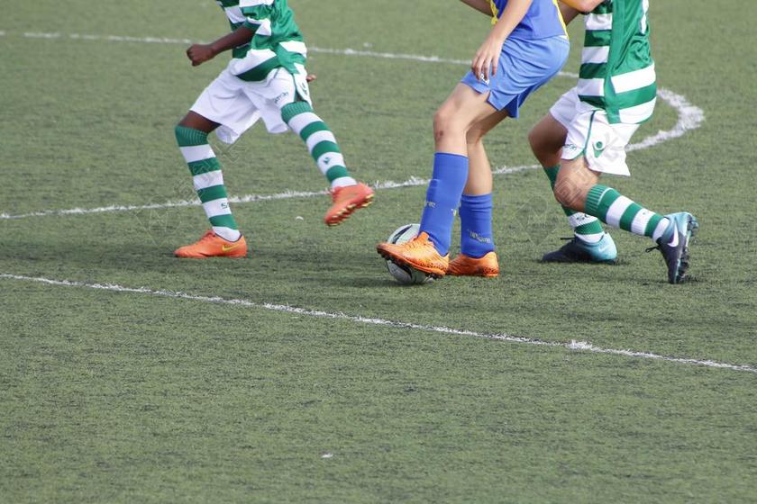 人物球场上奔跑的足球运动员背景图片