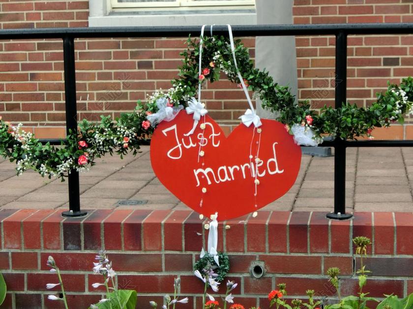 彩色装饰喜庆栏杆上的爱心装饰结婚婚礼装饰背景图片