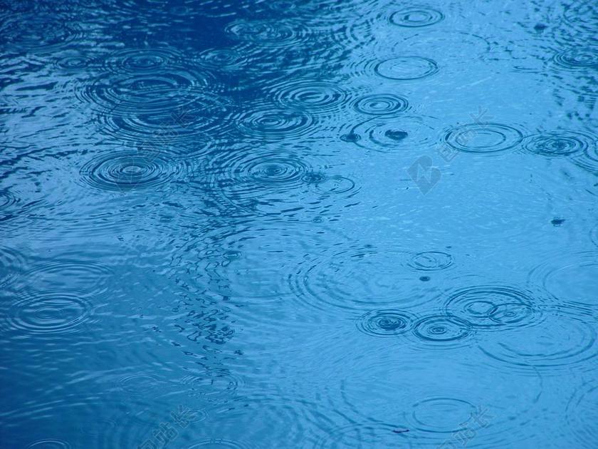 自然水面上的雨滴波纹背景图片