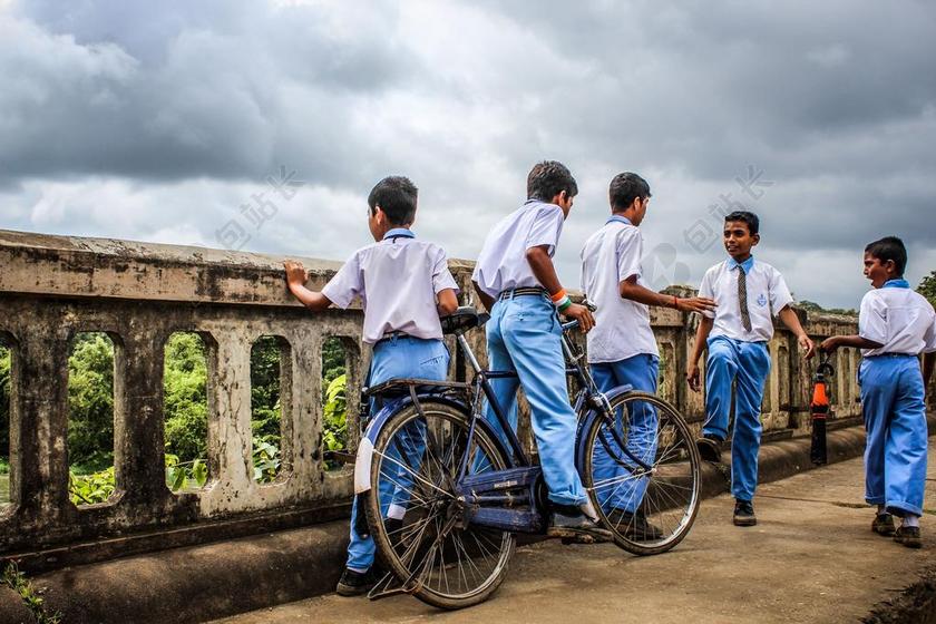 教育教学孩子放学路上背景图片